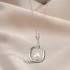 Cadena para Clavícula Elegante de Zirconia Galvanizada en Oro Real Diseño de Nicho Femenino Collar Geométrico de Perlas de Azúcar Collar Versátil
