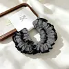 Empaque en tarjeta: Goma para el pelo de seda plisada de alta elasticidad con bordes rizados, goma pequeña versátil y simple para coletas