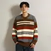 Elegante suéter nuevo de manga larga con cuello redondo, que presenta un escote pronunciado, perfecto para la moda urbana y looks modernos. Un jersey de punto clásico de corte regular con un diseño único