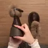 Botas de Suela Gruesa que Aumentan la Altura y Hacen que las Piernas se Vean Más Largas, Nuevo Estilo Otoño e Invierno 2025, Botines Cortos Cálidos Peludos Versátiles Retro para Uso en Exteriores