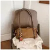 Bolsa Baguete Manual Casual Retrô Estampa de Leopardo Feminina Outono 2026 Nova Bolsa de Ombro de Alta Qualidade com Textura Bolsa de Axila