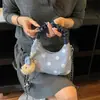 Venta al por mayor transfronteriza de bolsos plisados de lunares nuevos y elegantes, bolsos cruzados con cadena exquisitos para salir, bolsos tipo dumpling modernos para el trabajo