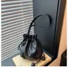 Bolso de Cubo Minimalista de Cuero Suave con Cordón 2026 Personalizado Color Sólido Patrón de Lichi Moderno Elegante Hombro Único Cruzado Bolsa de la Suerte