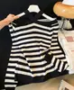 Outono/Inverno Novo Tricô de Alta Qualidade com Gola Cruzada Halter Ombro a Ombro Manga Longa Estilo Coreano Feminino Blusa Versátil com Bloco de Cores e Listras