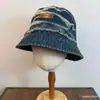 Chapéu de Pescador com Franjas Lavado Industrialmente em Estilo Tie-Dye Desgastado, Chapéu Bucket Casual Versátil com Pequena Etiqueta de Couro