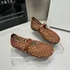 Novos Sapatos Planos Femininos de Tecido Vazado Estilo Primavera/Verão 2026, Sapatos Individuais Femininos Modernos e Estilosos, Sapatos de Rede com Uma Tira, Sapatos Respiráveis
