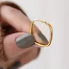 Anillo Cuadrado Simple y Elegante con Circonita Brillante, Anillo de Moda para Mujer con un Toque de Lujo Ligero y de Alta Gama, Anillo Cuadrado de Banda Lisa de Diseño de Nicho