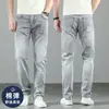 Jeans de hombre de alta gama de lujo ligero, corte recto, ajuste holgado, pantalones de marca de moda para hombre, estilo casual de verano fino gris claro, pantalones de hombre gris-blanco