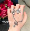 Collar con colgante de gota de agua y gema Farah Crown en movimiento Pendientes de perla y circón en forma de gota de lluvia chapados en oro de 18 quilates