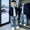Chaqueta de capas de moda para niños, nueva colección primavera/otoño 2026, conjunto de pantalones vaqueros holgados estilo coreano, atuendo moderno