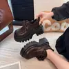 Zapatos pequeños de cuero de suela gruesa para mujer 2026 nuevo otoño versátil estilo británico retro que aumenta la altura antideslizante mocasines negros con cordones