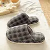 Zapatos de Invierno Cálidos para Exteriores para Estudiantes, Pantuflas Peludas de Suela Gruesa con Tacto Suave, Pantuflas de Algodón para Mujer, Modelo Nuevo 2026 al por Mayor