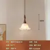 Araña de mariposas de 6 piezas en estilo crema francés, araña de lujo ligero para sala de estar con pétalos, iluminación decorativa de alta gama para el recibidor, hecha de hierro