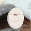 Pendientes de acero de titanio 316L en un estilo dulce y fresco con un lazo rojo rosa, tachuelas únicas de nicho para el cartílago de la oreja con piercing de rosca externa