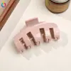 El nuevo pasador de pelo de goma blanda de Qiyue es seguro y no daña el cabello, ofreciendo una sensación de alta gama para recogidos en la parte posterior de la cabeza, accesorio para el pelo tipo pinza de tiburón al por mayor