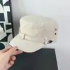 Sombrero plano retro artístico con tachuelas estilo coreano para mujer, adecuado para principios de otoño, uso diario versátil, sombrero de artista moderno y que estiliza el rostro
