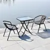 Mesa e Cadeira de Ferro Simples Moderna para Jardim de Lazer ao Ar Livre com Guarda-chuva Combinação de Cadeira de Rattan Conjunto de Três Peças para Pátio Varanda Mesa de Café Pequena