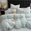 Juego de ropa de cama de cuatro piezas de leche de alto gramaje, juego de funda de edredón cálida de doble cara de coral con pompón para invierno.