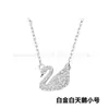 La Versión de Alta Gama del Collar de Cisne Swarovski Presenta Cristales Swarovski Elements con un Gradiente Dinámico en Azul, Rojo, Negro y Blanco, y una Cadena para Clavícula de Cisne