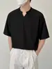Camiseta Canelada de Manga Curta Tendência Estilo Coreano Nicho para Homens, Novo Design de Verão com Decote V, Top Solto e Versátil de Meia Manga