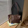 2026 Bolso de Mano Tejido Hueco Estilo Nuevo para Mujer, Verano Gran Capacidad, Lujo Ligero, Moda de Nicho, Bolso de Hombro Casual