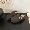 Sandálias slip-on estilosas retrô no estilo Birkenstock para outono/inverno de 2026, com solas grossas, design slip-on e saltos altos antiderrapantes, perfeitas para uso ao ar livre.