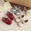 Zapatos pequeños versátiles de cuero estilo francés, nuevos para primavera y otoño 2026 versión coreana para niñas, zapatos de princesa con lazo, zapatos planos de moda con suela blanda