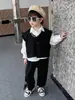 Conjunto de Tres Piezas con Chaleco para Niños de Primavera y Otoño, Atuendo Moderno y Genial Estilo Coreano para Niños, Ropa Infantil de Comercio Exterior a la Moda Callejera
