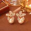 Pendientes elegantes y sofisticados de flor de lirio de circonita microincrustada y perla, accesorios de moda y delicados para mujer.