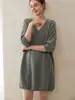 25 Novos Vestidos Longos de Cashmere Grossos de Gola Redonda para Outono e Inverno Vestido Suéter de Tricô Elegante Solto no Joelho Feminino