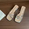 Sandálias bicolores estilo francês para mulheres, nova coleção de verão 2026, com salto médio, tiras finas e um design chique e elegante de tira única, criando um visual de fada.
