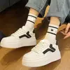 Versátiles zapatillas blancas que aumentan la altura para mujeres bajitas, nuevo modelo otoño 2026, adecuadas para combinar con faldas, zapatillas casuales de suela gruesa