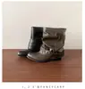2026 Novas Botas de Cavaleiro Femininas Plissadas Vintage com Salto Bloco e Bico Fino, Botas Curtas Versáteis com Cano Empilhável e Fivela de Cinto Design de Moda