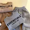 Conjunto para niños y niñas con forro polar, nueva colección otoño/invierno 2026, con estampados de letras, sudadera de cuello redondo y pantalones de chándal, un conjunto de dos piezas moderno para bebés