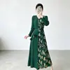 Vestido de alta calidad con un toque de lujo ligero y sofisticación, con cuello en V, mangas largas, detalles florales tridimensionales, un diseño que ciñe la cintura con un cinturón y un efecto adelgazante, de longitud media estilo Issey Miyake