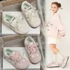 Sapatos de Princesa com Laço de Renda para Meninas Primavera/Verão 2026 Tênis Macios para Bebês Sapatos de Caminhada da Moda para Crianças