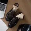 Sapatos mocassins com design exclusivo, sapatos pequenos de couro em estilo retrô britânico, sapatos de salto grosso de peça única para mulheres, novos sapatos feitos à mão 2026