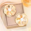 Pendientes Metálicos con Textura Transfronterizos Europeos y Americanos para Mujer, Personalizados, Diseño de Flor Tridimensional con Perla, Joyería Fría para Oreja para Mujer