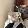 Bolsa feminina de alta qualidade 2026 novo modelo com pingente, bolsa transversal, bolsa de ombro de grande capacidade, bolsa tote versátil para o dia a dia, comércio exterior