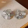 Pétalos Plateados con un Brillo Fluido~Aretes de Clip de Flor de Perla Metálica Cepillada, Pendientes de Lujo Ligero de Gama Alta, Joyería Transfronteriza Europea y Americana al por Mayor