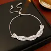Pulsera Minimalista de Cruz Retorcida con Circonita, con un Toque de Lujo Ligero y Sofisticado, Joyería de Moda y Versátil