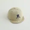 2025 nueva versión coreana de gorra de béisbol para niños gorra de bebé con letra R linda gorra para el sol para salir súper linda para bebé