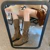 Versión de Piel de Vaca~Botas de Media Caña de Tela Vaquera de Punta Nueva con Tacón Grueso, Botas Largas Estilo Western para Mujer, Modelo de Aumento de Altura Otoño e Invierno 2026