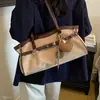 Bolso de hombro nuevo y elegante de ante 2026 con gran capacidad bajo el brazo y colgante exquisito, uso diario sencillo para mujeres en otoño