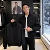 Cleanfit Chaqueta Piloto Negra para Hombre Primavera Marca de Tendencia Cuello Alto Ropa Exterior Americana High Street Corta Chaqueta de Béisbol
