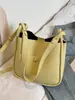 Bolso cruzado casual de diseño de nicho de moda transfronterizo, patrón simple de lichi, bolso de alta gama para madre e hija para ir al trabajo, bolso cruzado versátil