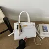 Elegante y a la moda, bolso nuevo de otoño 2026, simple y chic, con un diseño cuadrado retro, adecuado como bolso de hombro o bolso cruzado para mujer