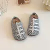 Zapatos para caminar de bebé para niños, zapatos de cuero tejido de nicho para niñas, nuevo modelo de primavera 2026, sandalias sin cordones de suela blanda para niños pequeños