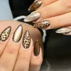 Unhas postiças estilo retrô com estampa de leopardo e formato gatinho, arte de unha amêndoa brilhante e cintilante, atmosfera de garota popular, adesivos de arte de unha feitos à mão