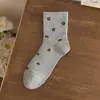 Meias de cano médio femininas japonesas simples esportivas estudantis meias curtas estilo primavera e outono estilo acadêmico absorventes de suor respiráveis versáteis meias de felpa